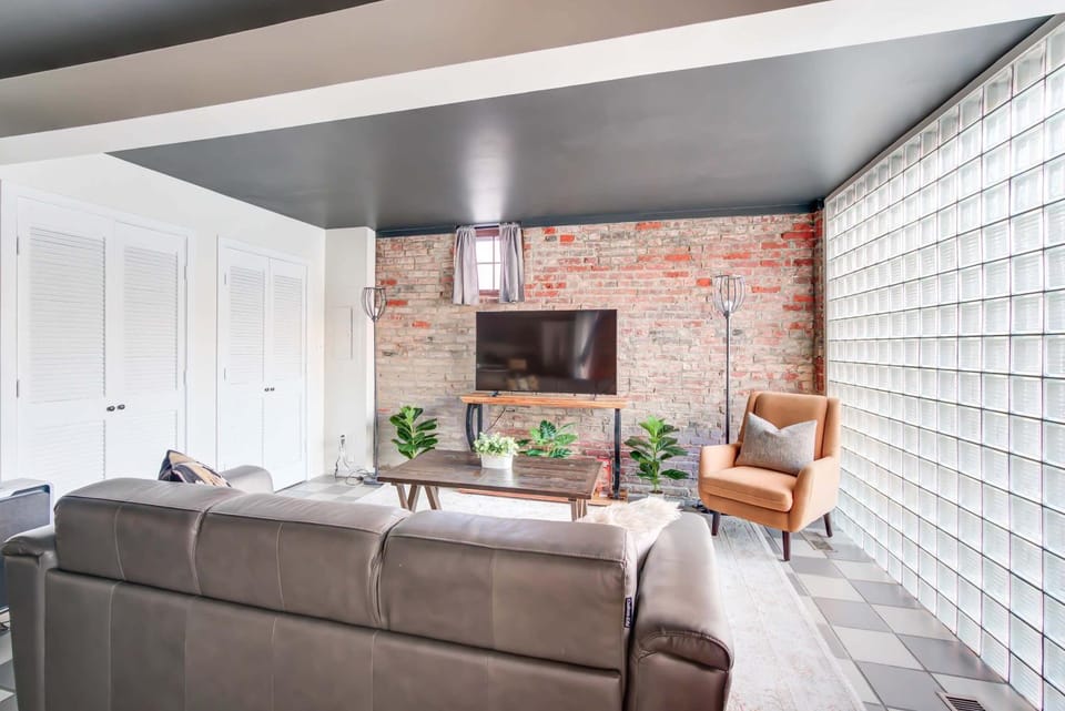 King Bed Free Parking Brick Carriage House House in Alexandria