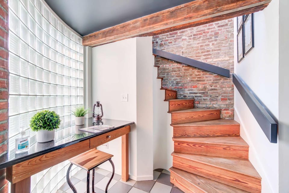 King Bed Free Parking Brick Carriage House House in Alexandria