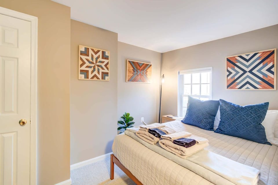 NEW Reno 1 Blk 2 King St Apartment in Alexandria