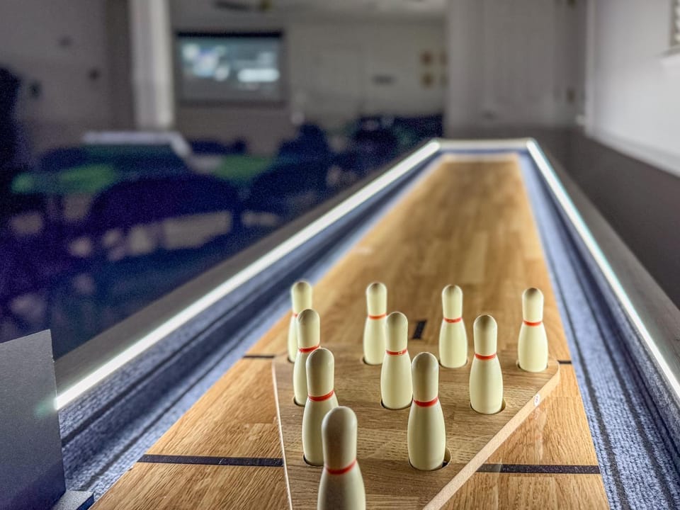 Bowling, Game Room