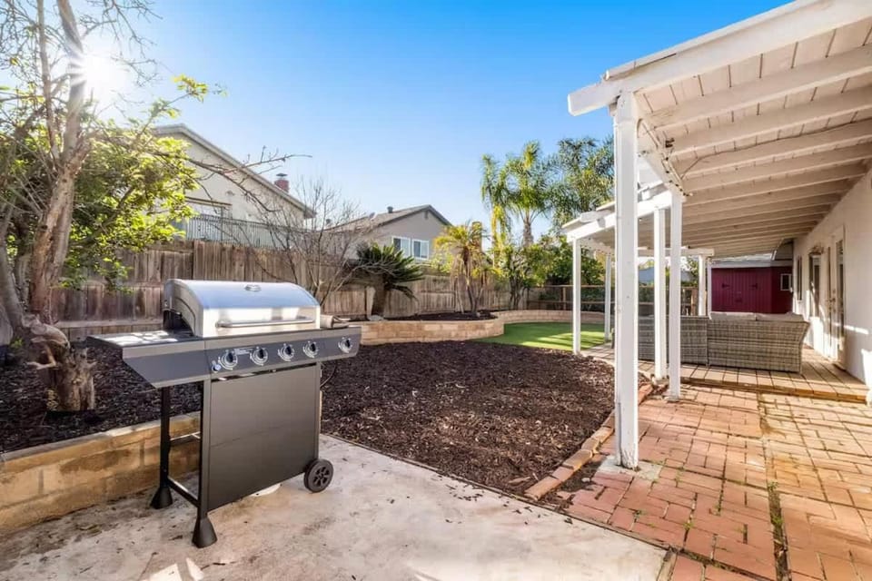 HUGE 5BR Family Retreat Backyard & Patio Lounge House in Santee