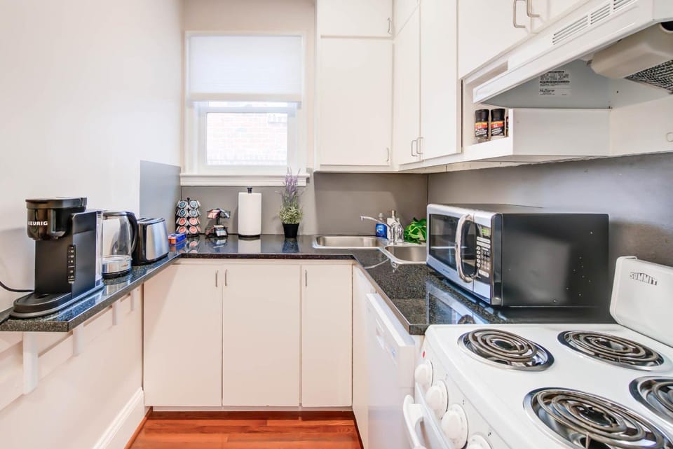 HEART of OLD TOWN Historic 2 BR Walk to KING ST House in Alexandria