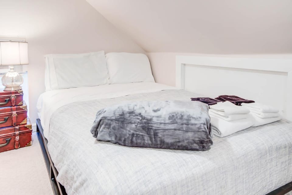 RARE 3 BDR HEART of Old Town Walk to King St House in Alexandria