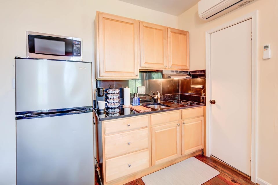 99 Walk Score half Block to King Western Studio Apartment in Alexandria