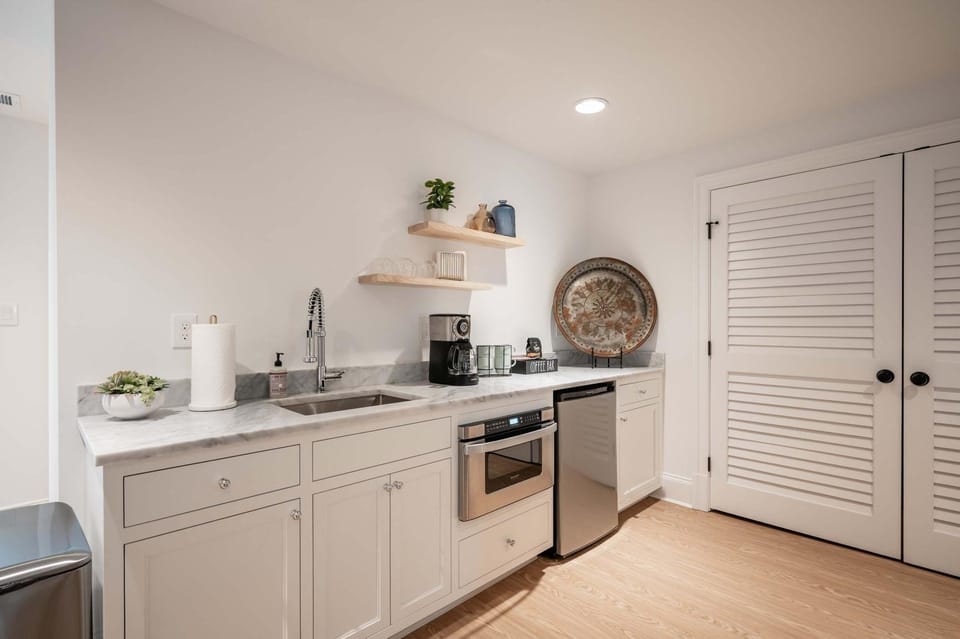 FREE Parking Heart of DC Block to 14th ST Apartment in District of Columbia