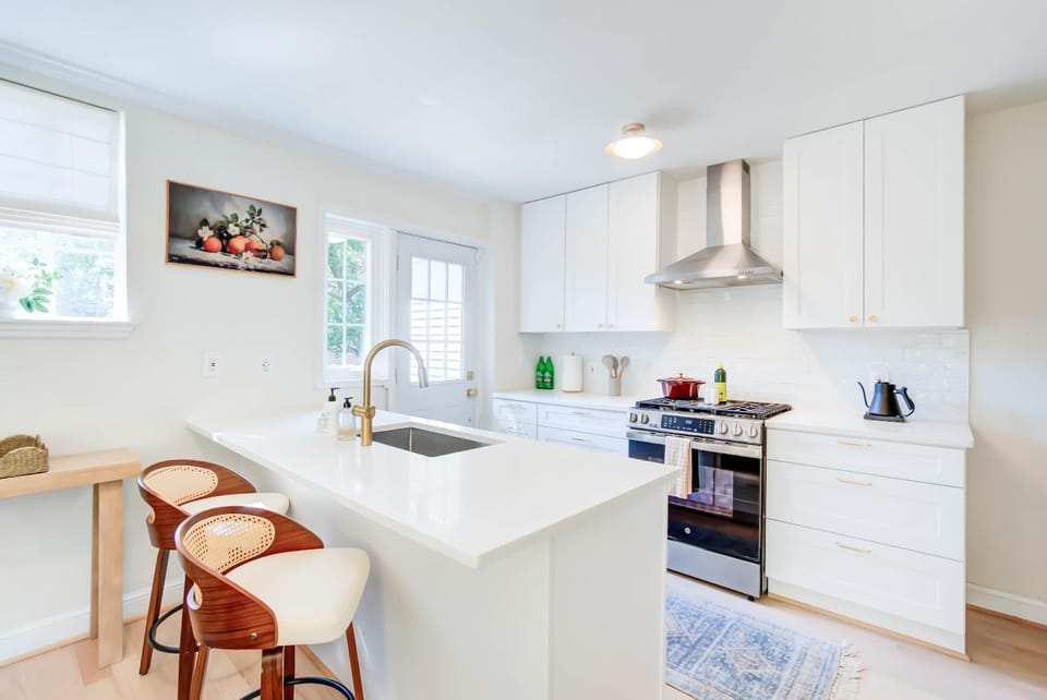 Family Home Brand New Kitchen 10 Min Walk to Metro House in Alexandria