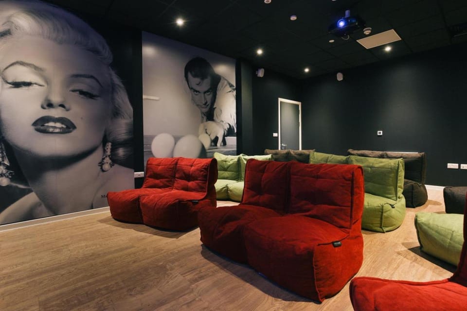 Communal lounge/ TV room