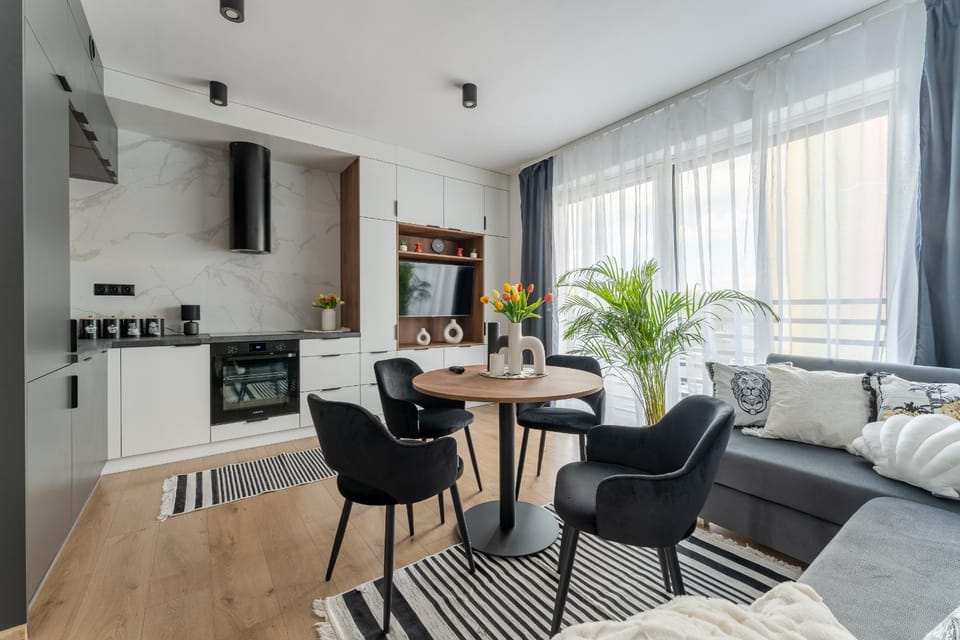 TV and multimedia, Kitchen or kitchenette, Living room, Seating area, Dining area