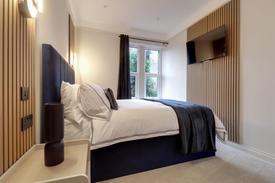 Bed, TV and multimedia, Bedroom, wardrobe