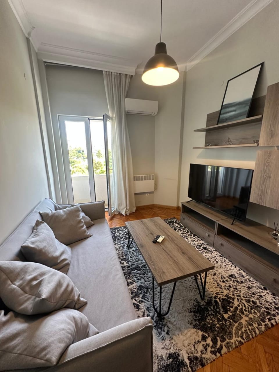 TV and multimedia, Living room, Seating area, Evening entertainment