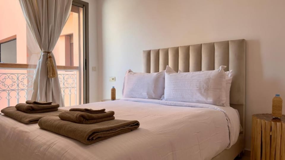 Bed, Decorative detail, Bedroom, towels