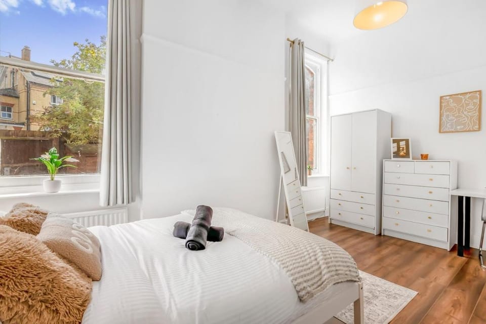 Stylish 1BR Flat-Terrace-Free Parking-Rail Station Apartment in Croydon