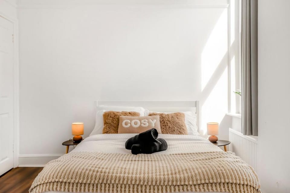 Stylish 1BR Flat-Terrace-Free Parking-Rail Station Apartment in Croydon