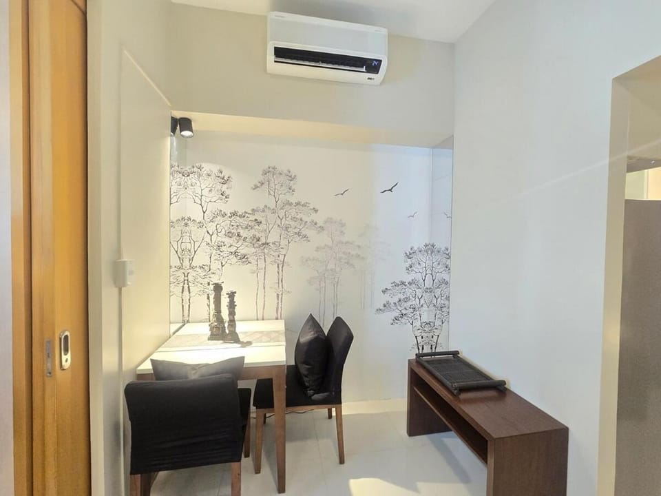 Very Cosy One Uptown near Grand Hyatt Hotel BGC Uptown Mall and St Lukes Medical Center Apartment in Makati