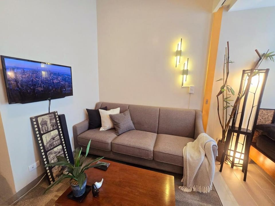 Very Cosy One Uptown near Grand Hyatt Hotel BGC Uptown Mall and St Lukes Medical Center Apartment in Makati
