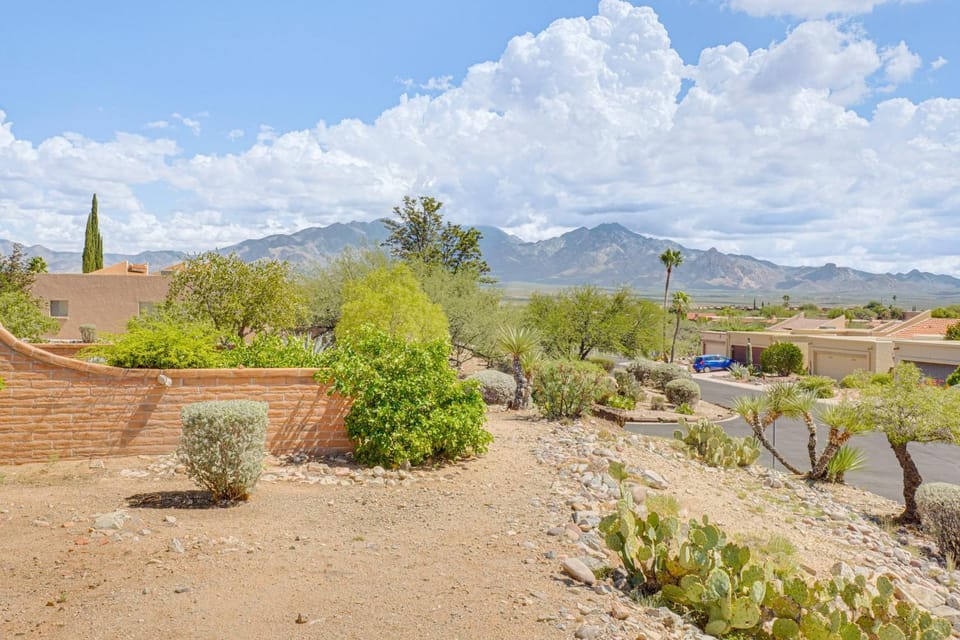 Quiet Townhome w/ Mountain Views in Green Valley House in Green Valley