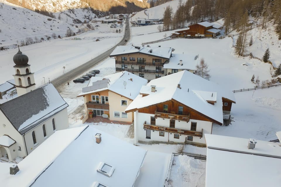 Facade/entrance, Natural landscape, Skiing, Skiing