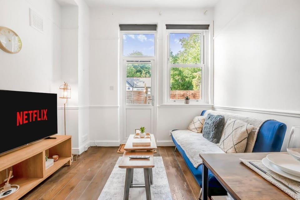 Modern 2BR Flat-Terrace-Free Parking-Rail Station Apartment in Croydon