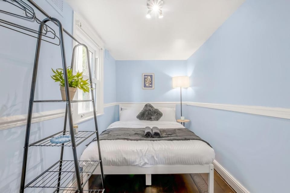Modern 2BR Flat-Terrace-Free Parking-Rail Station Apartment in Croydon