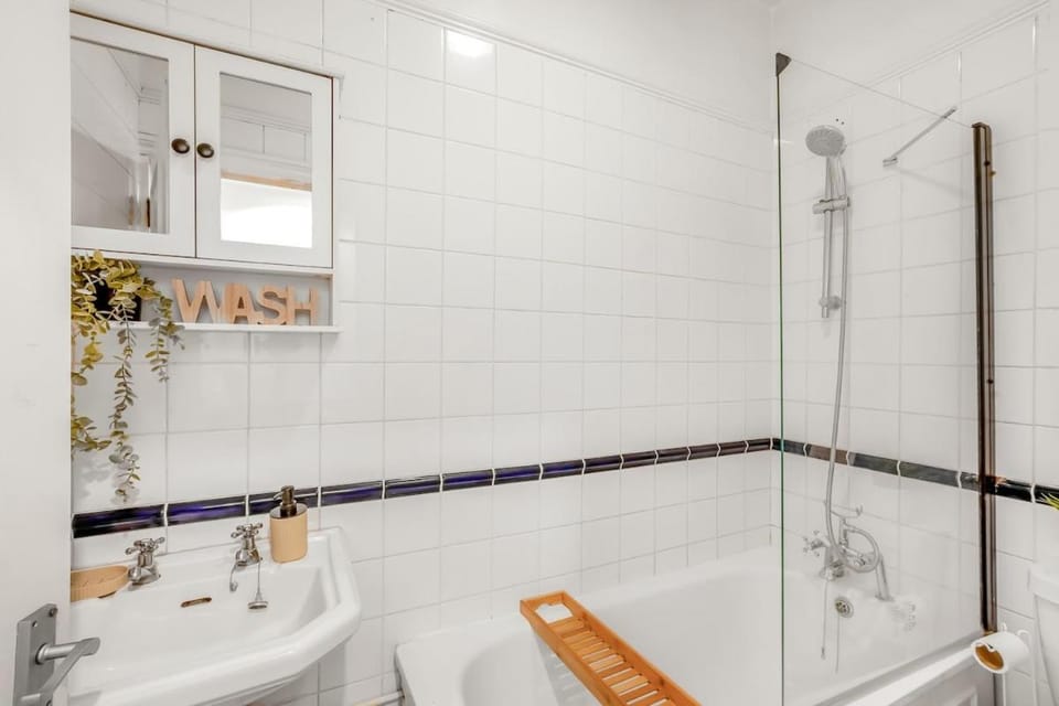 Modern 2BR Flat-Terrace-Free Parking-Rail Station Apartment in Croydon