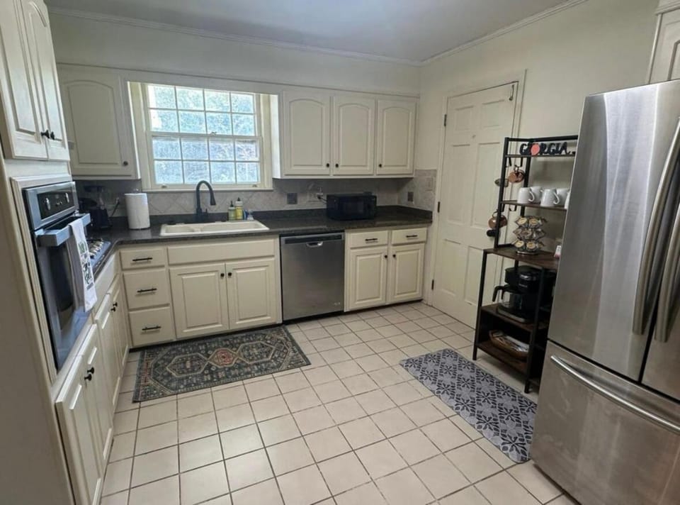 Walk to Masters! Spacious & Modern 4bd Home House in Augusta