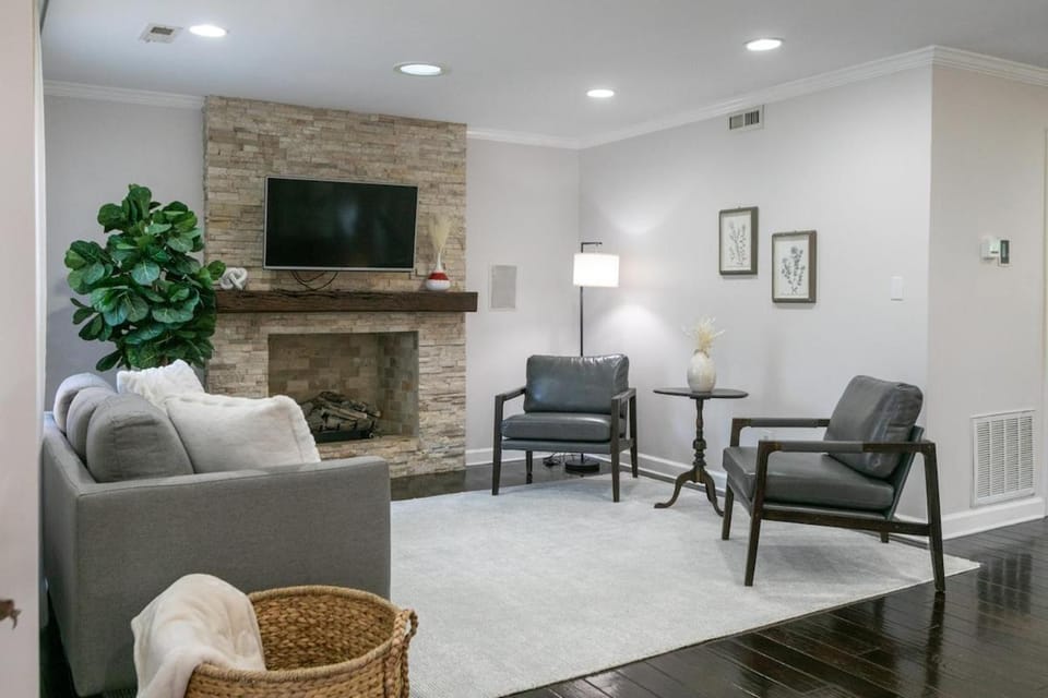 Cozy Home with POOL plus CHEFS kitchen in Prime Area House in Matthews