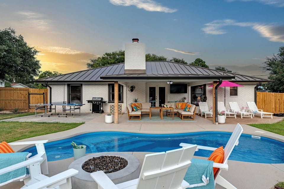 Club Fritz - Karaoke Lounge Pool & Hot Tub House in Fredericksburg