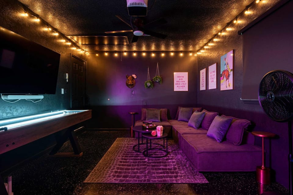 Club Fritz - Karaoke Lounge Pool & Hot Tub House in Fredericksburg