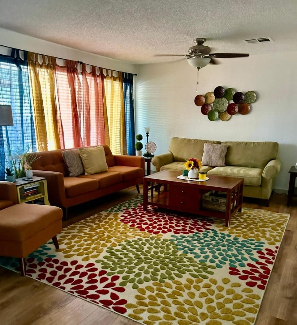 Entire Vacation home blocks to the Strip, ARTS Dist, & Main Street Sleeps up to 8 House in Las Vegas
