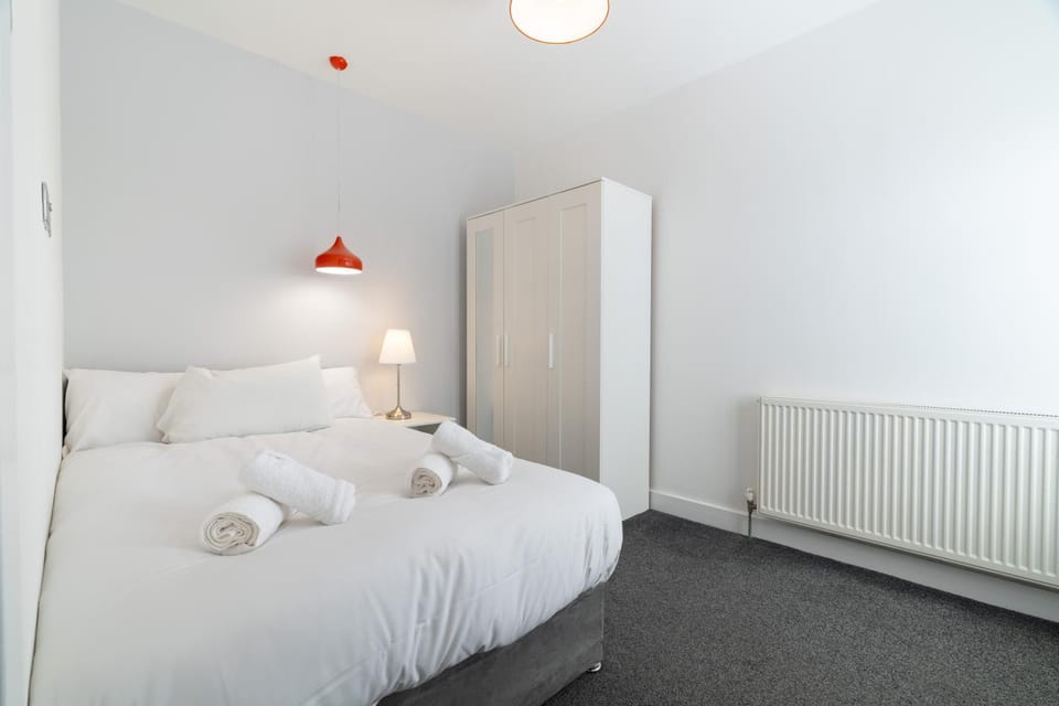 Bed, Photo of the whole room, Bedroom, internet, towels, wardrobe