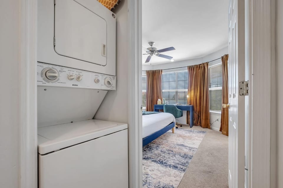 Seating area, Bedroom, washing machine, dryer