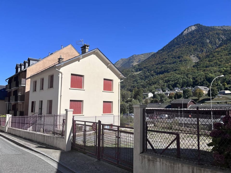 Charmant T2 à Cauterets avec vue montagne et parking - FR-1-812-143 Apartment in Cauterets
