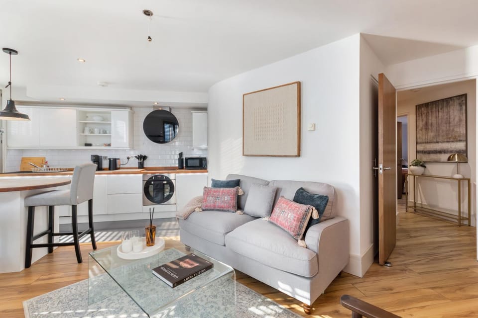 Bed, Kitchen or kitchenette, Living room, Seating area, Dining area