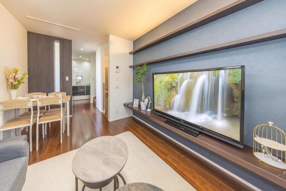 9-min walk to Ikebukuro Station, 1-min walk to Kanamecho Station Max 8 guests 70 sqm Free parking Direct access to Shinjuku, Shibuya, Ueno Apartment in Japan