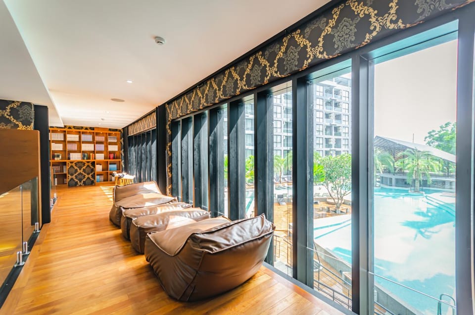 Seating area, Pool view
