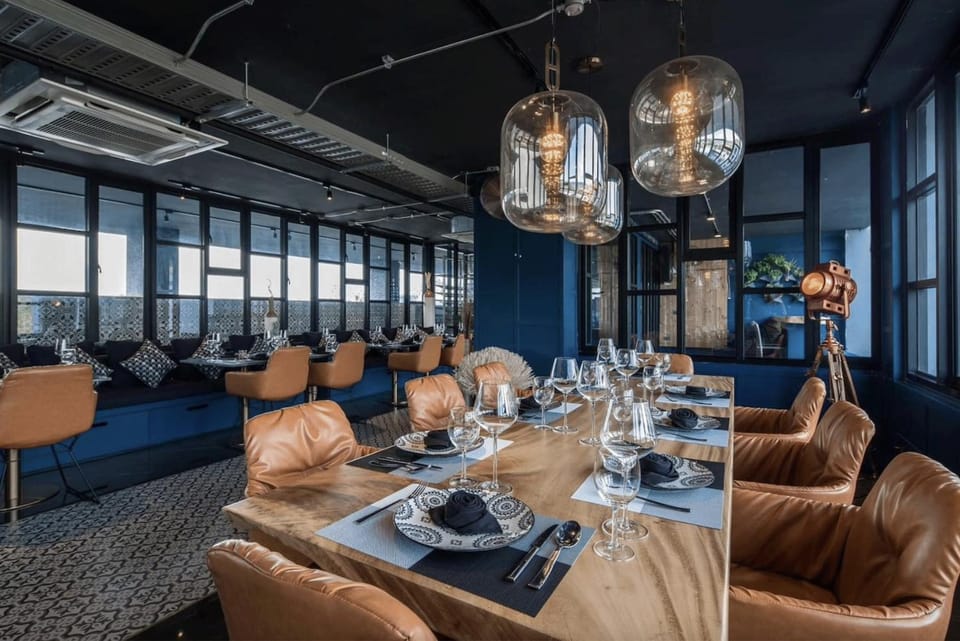Restaurant/places to eat, Banquet/Function facilities, Seating area