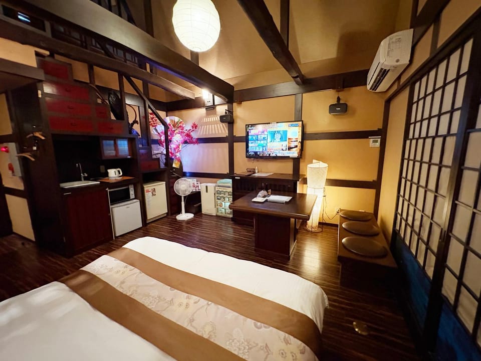 Bed, TV and multimedia, Bedroom