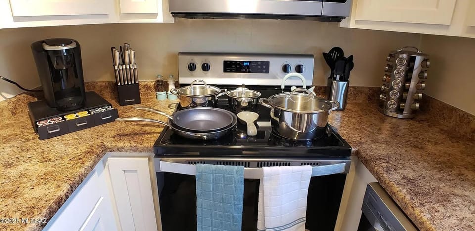 Coffee/tea facilities, Kitchen or kitchenette, dishwasher, stove