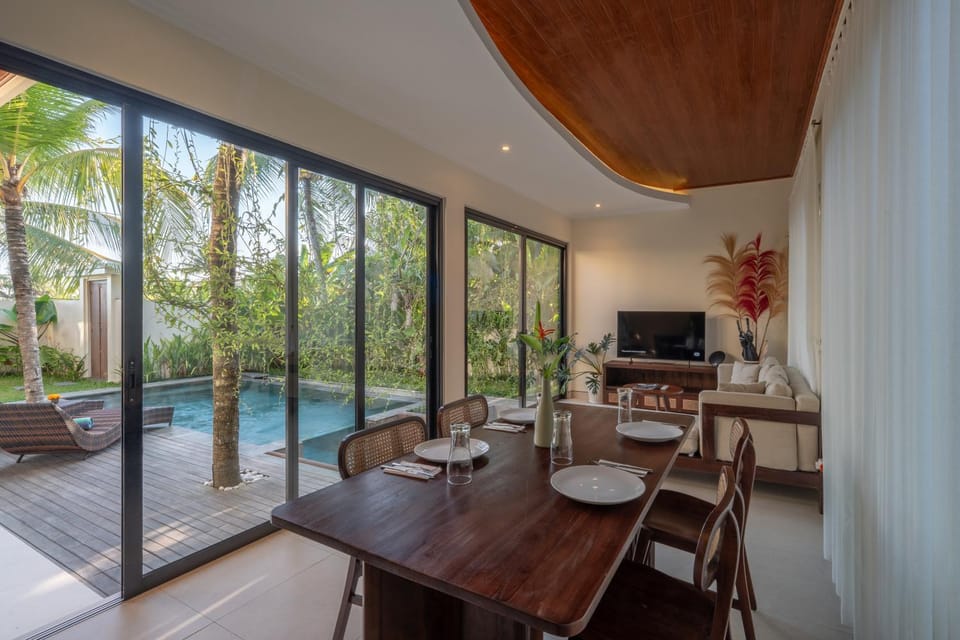 Dining area, Pool view, Swimming pool