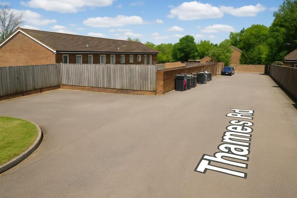 THAMES LODGE SPACIOUS 4 BEDROOM HOUSE WITH GARDEN FREE PARKING WIFi SLEEPS 8 ENTIRE HOME House in Tonbridge and Malling District