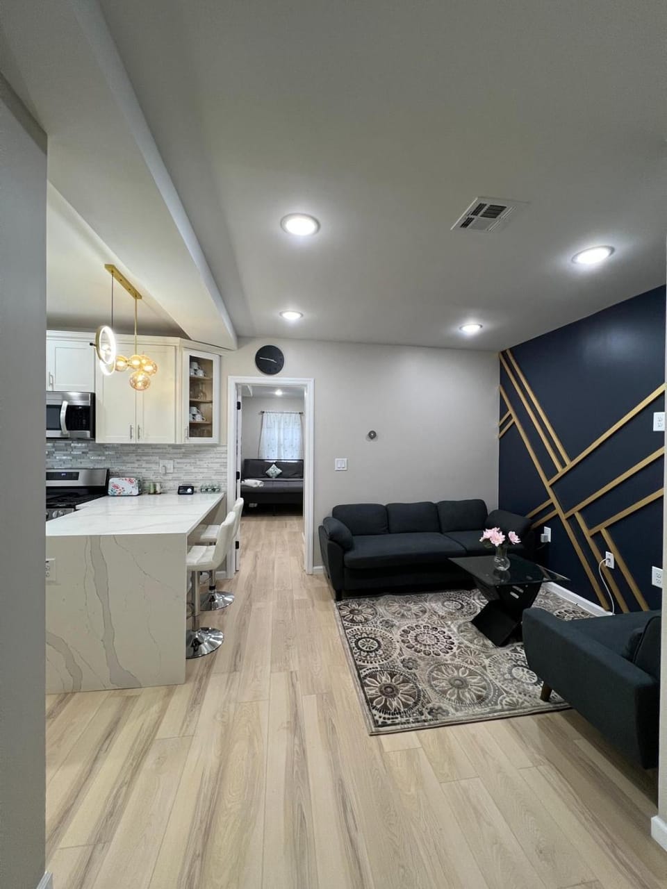 TV and multimedia, Kitchen or kitchenette, Living room, Seating area