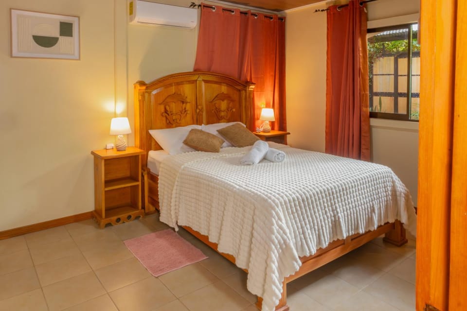 Bed, Photo of the whole room, Bedroom, air conditioner