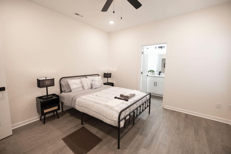 4 Min to Downtown - 10 Min to Elon - Washer and Dryer House in Graham
