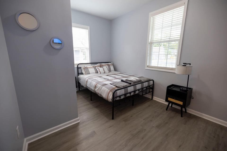 3 Min to Downtown - 10 Min to Elon - Smart TVs House in Graham