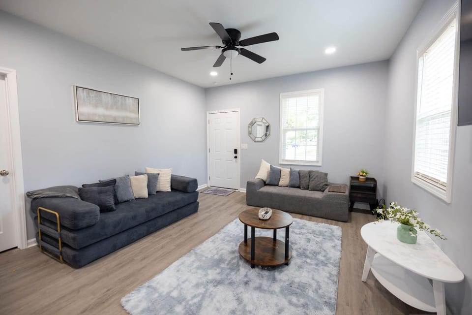 3 Min to Downtown - 10 Min to Elon - Smart TVs House in Graham