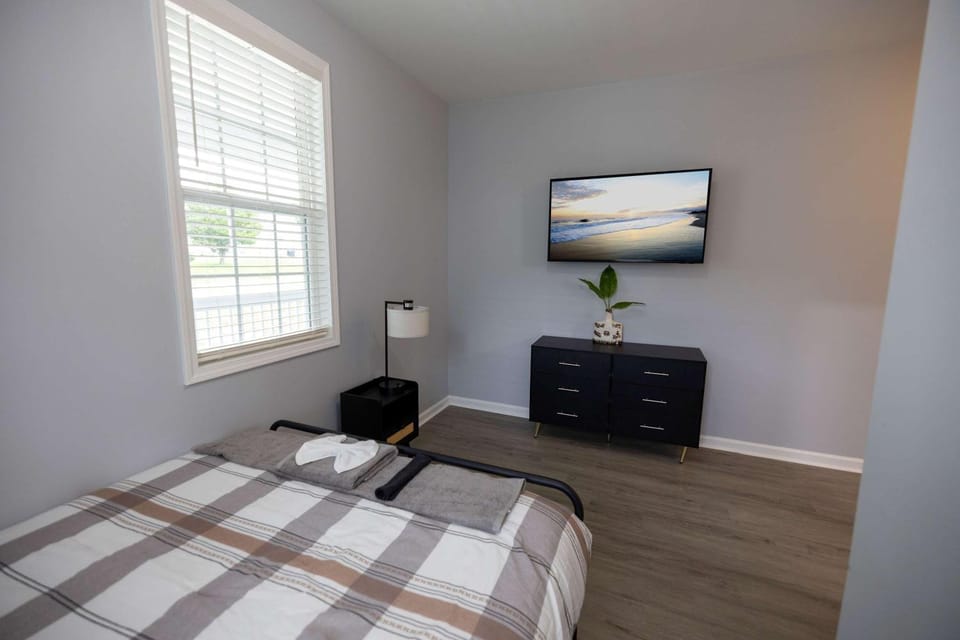 3 Min to Downtown - 10 Min to Elon - Smart TVs House in Graham