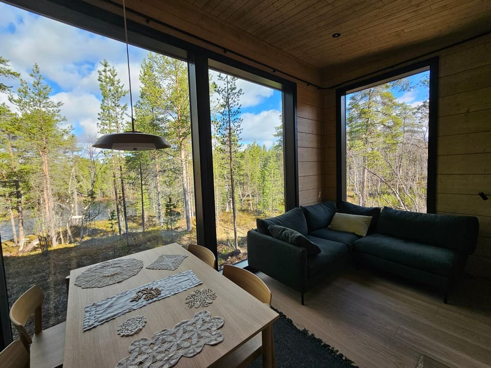 Aurora welcome newly built riverside cottage Villa in Lapland