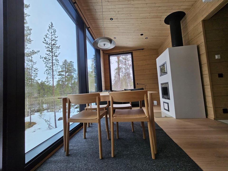 Aurora welcome newly built riverside cottage Villa in Lapland