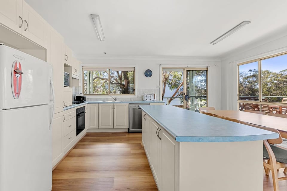 Ocean Echoes - Pet Friendly with Ocean Glimpses House in Culburra Beach