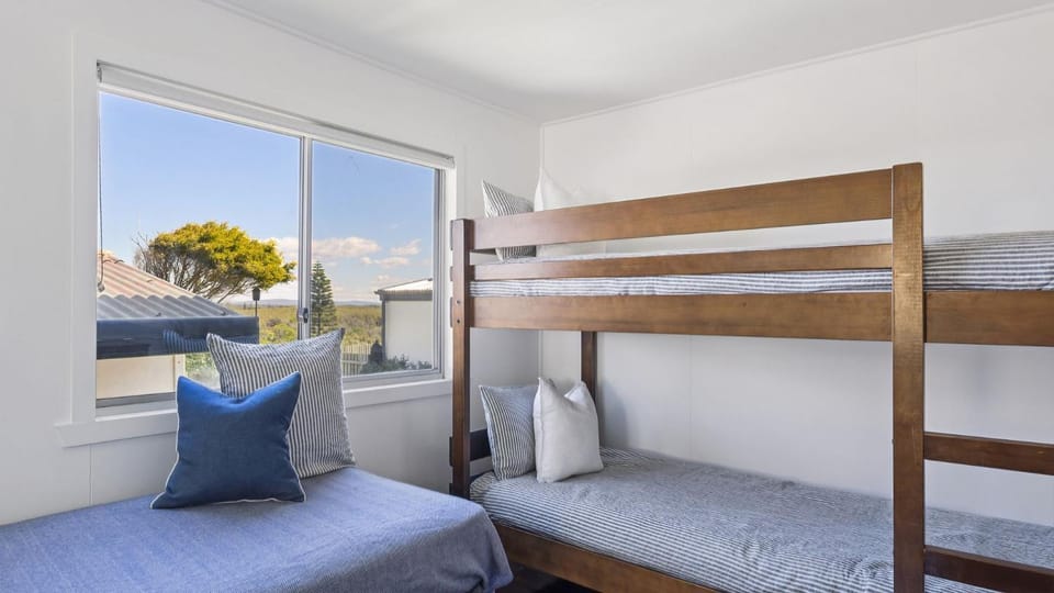 Bedroom, bunk bed